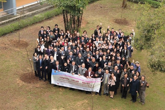 A group photo of all the guests, staff, students and friends.