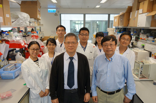 Prof. Chiang Ann-Shyn with Prof. Huang Yu and labmates.