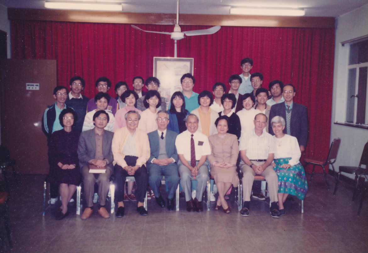 在崇基神學院讀書的日子，潘玉娟指郭佩蘭老師（前排左一）對她影響至深，開闊了她的眼界。圖中是一張大合照，是神學院的老師們和同學們。前排右四右三為周天和牧師和師母；左三為沈宣仁博士，左二為江大衛老師；二排右一是陳佐才牧師。圖中師生超過三十人。