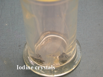 image: The iodine chamber for visualizing the colorless sample spots on the TLC plate and text on image: Iodine crytals