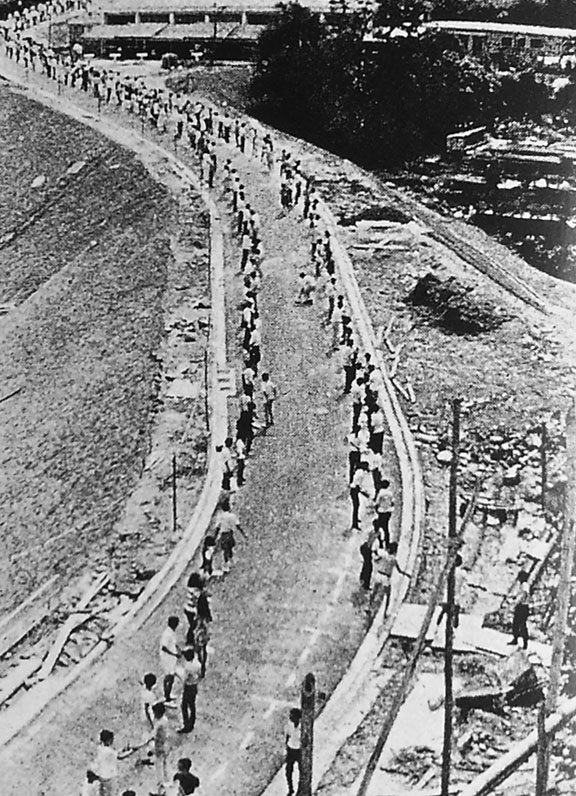 Staff and students formed a human chain to move books to the Library (1971)