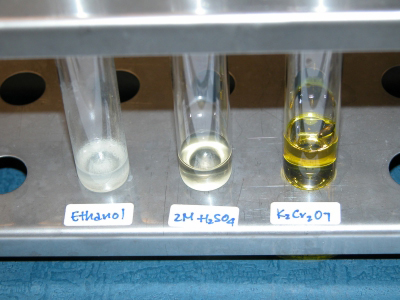 image: FeO42- solution added to ethanol, 2M H2SO4 and K2Cr2O7 solution respectively.