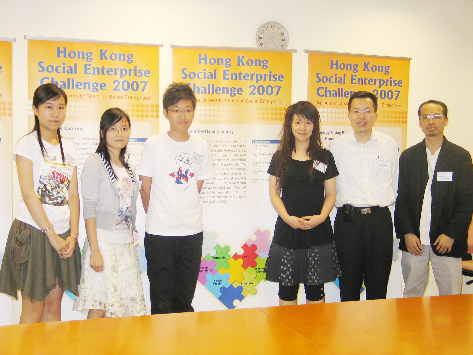 From left : Mandy Chau, Susan Kwok, Steven Cheng, Veronica Lam, members of “Hand-by-Hand Laundry” and Mr. Mingles Tsoi, Project Director, and Prof. Kevin Au, Associate Director from the CUHK’s Center for Entrepreneurship.