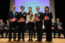 Prof. Wong Ka-sing Lawrence (1st left), Mok Hing Yiu Professor of Medicine and Head of Neurology, Department of Medicine and Therapeutics; Prof. Yu Chun-ho Simon (2nd left), Professor, Department of Imaging and Interventional Radiology; Prof. Mok Chung-tong Vincent (2nd right), Professor, and Dr. Chen Xiangyan (1st right), Research Associate, Division of Neurology, Department of Medicine and Therapeutics, CUHK, receive their award certificates from Dr. Zhou Jing (middle).