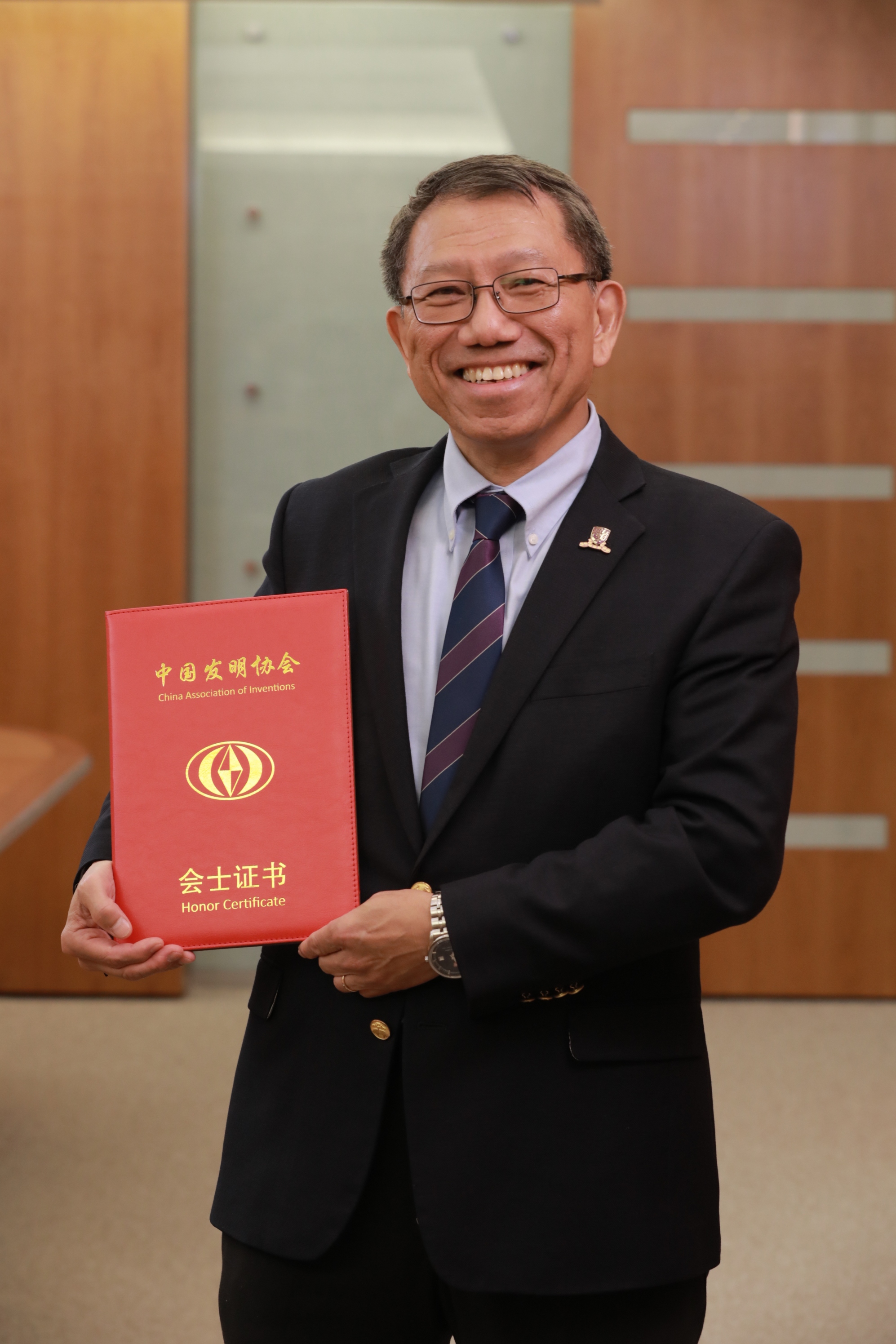 Professor Rocky S. Tuan, Vice-Chancellor and President of CUHK, poses with the Chinese Association of Inventions (CAI) Fellowship certificate.