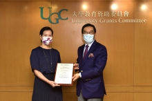 Dr. Carmen Wong (left) receives the award certificate from Mr. Carlson Tong, Chairman of UGC. (Photo provided by the organiser)