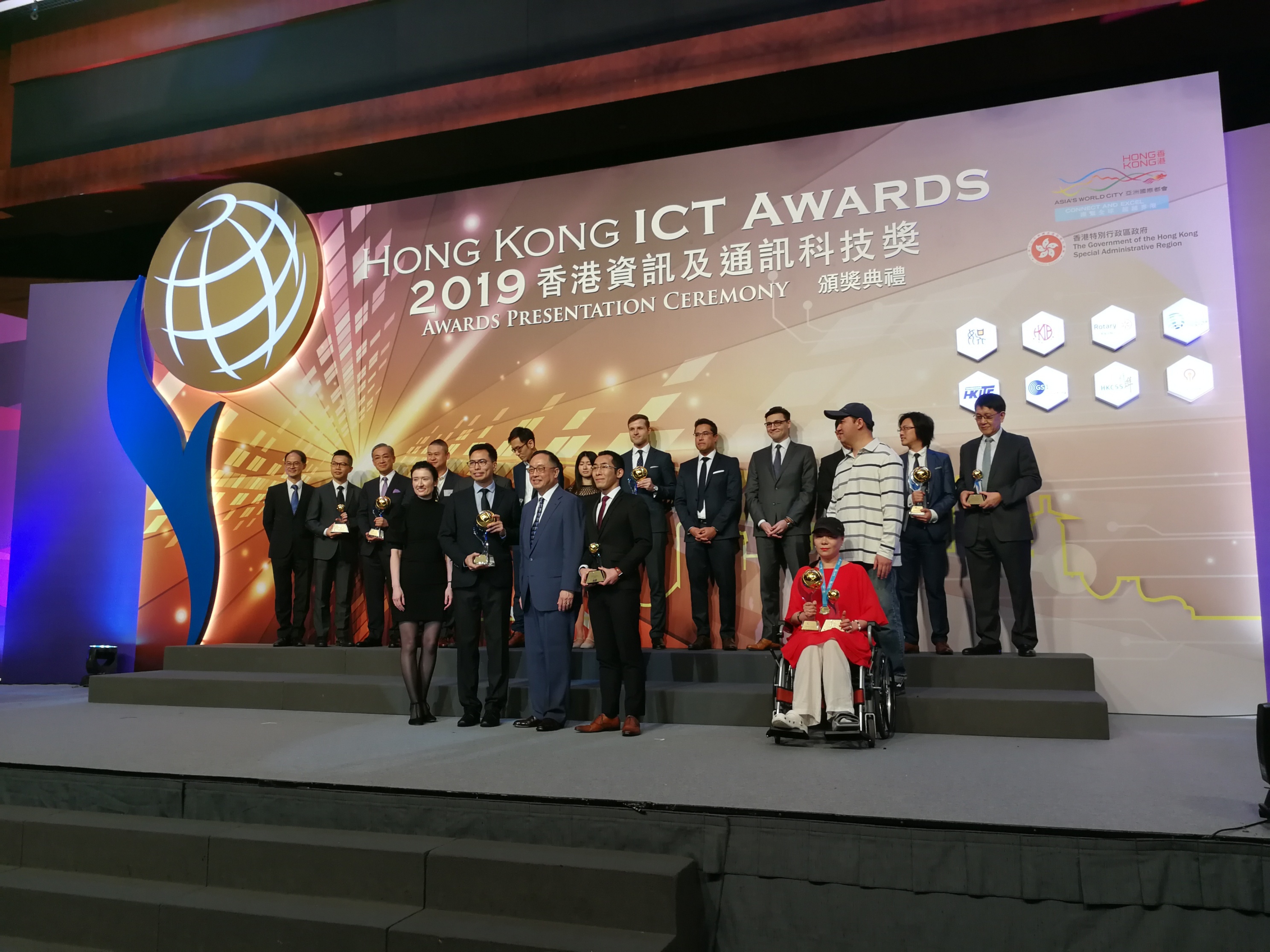 ACE VR Ltd. founded by the team of Professor Leung Kai-shun Christopher (2nd from left, front row), Dr. Alex Lam (4th from left, front row) and Miss Elaine To (1st from left, front row), from the Department of Ophthalmology and Visual Sciences at CUHK Medicine, is awarded the Smart Living Grand Award.