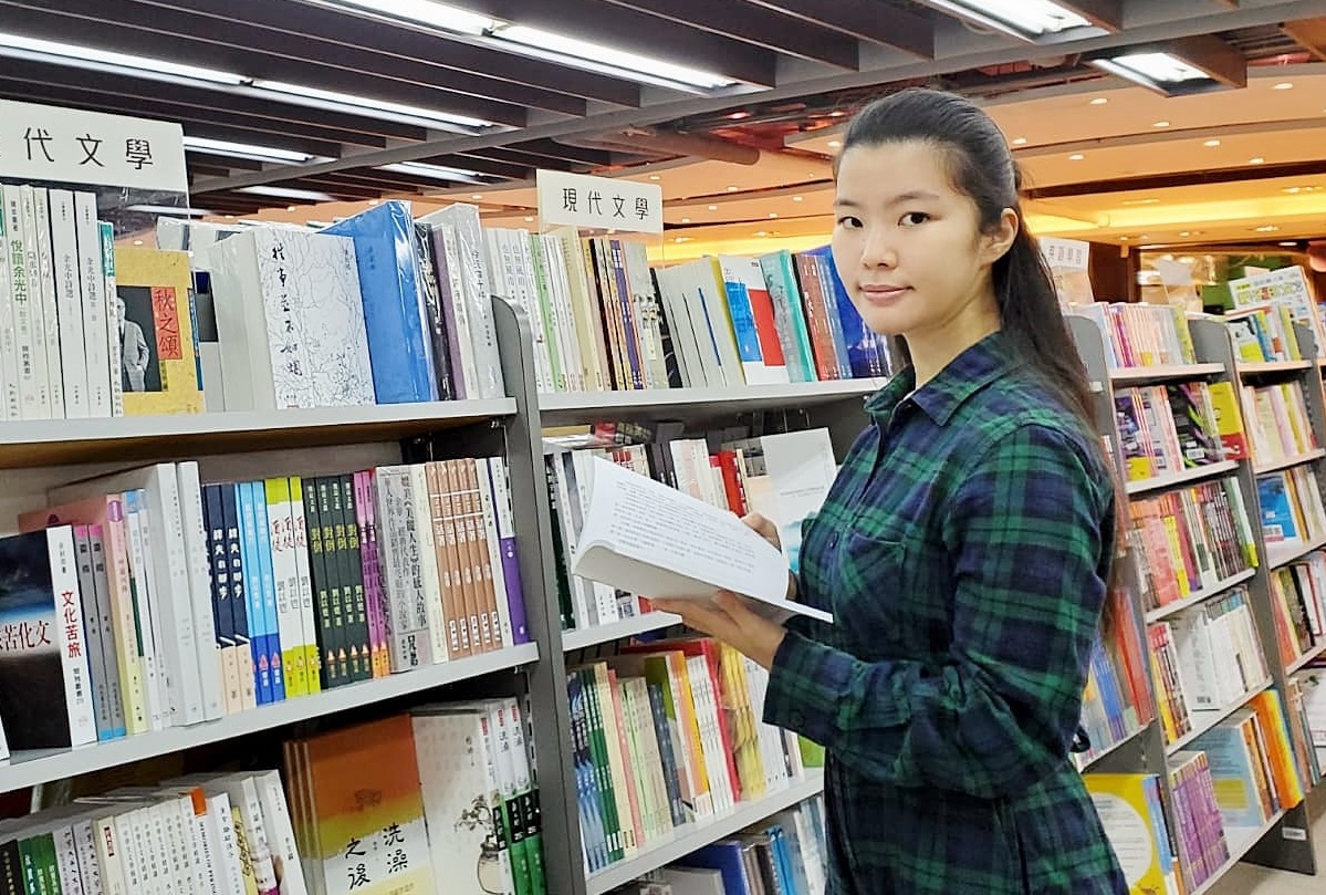 Scholarship recipient Lucien Chiu, an assistant editor of a student association’s publication in the University, is committed to organising activities for the public to promote literature on campus and in the community.