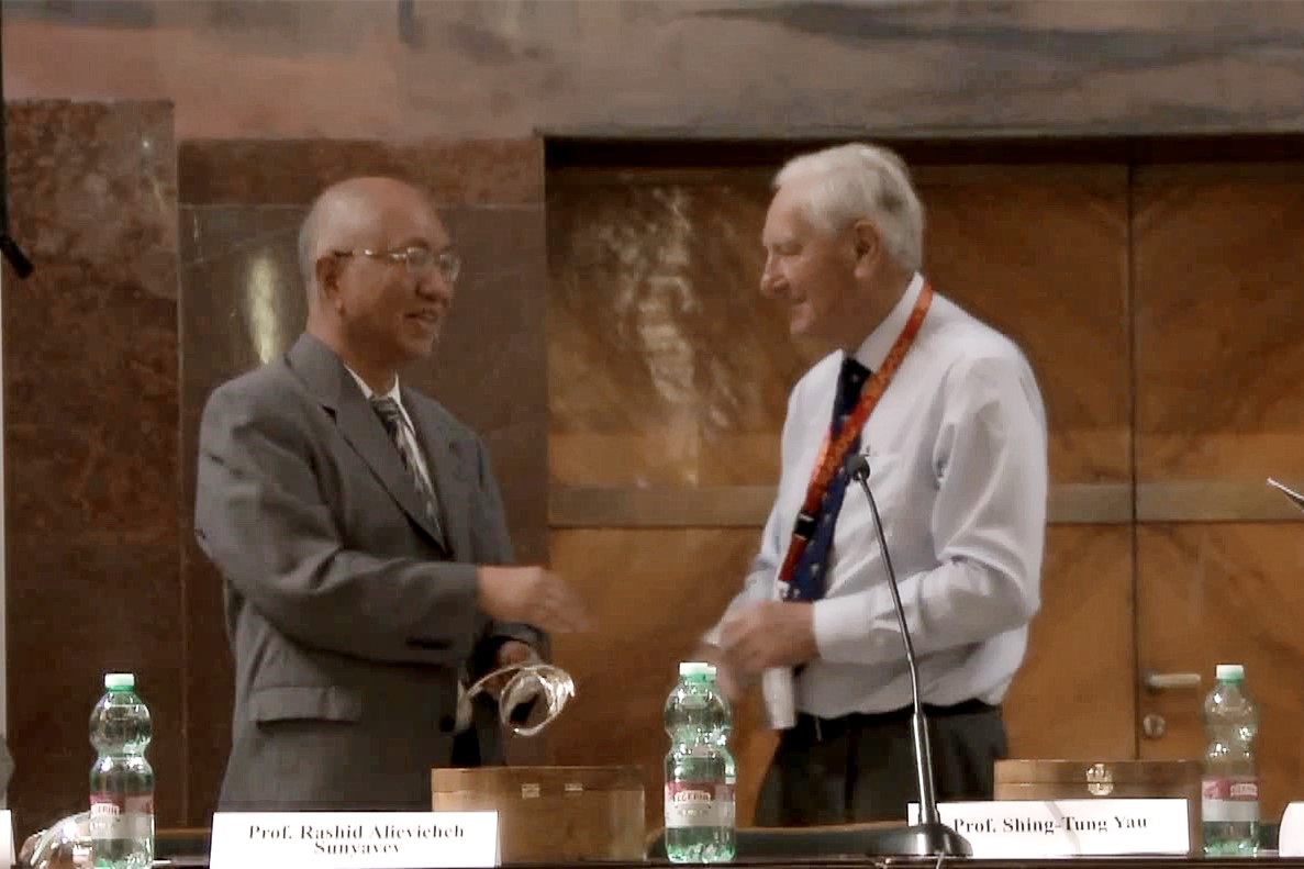 New Zealand physicist Roy Kerr (right) presented the Marcel Grossmann Award to Prof. Yau Shing-tung.