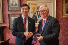 Prof. Joseph Sung presents a souvenir to Professor Ed Byrne.