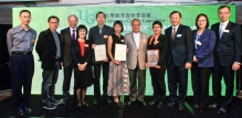 CUHK members join Dr. Norman Leung Nai-pang, Council Chairman of CUHK, in congratulating the General Education Team.⁠⁠⁠⁠