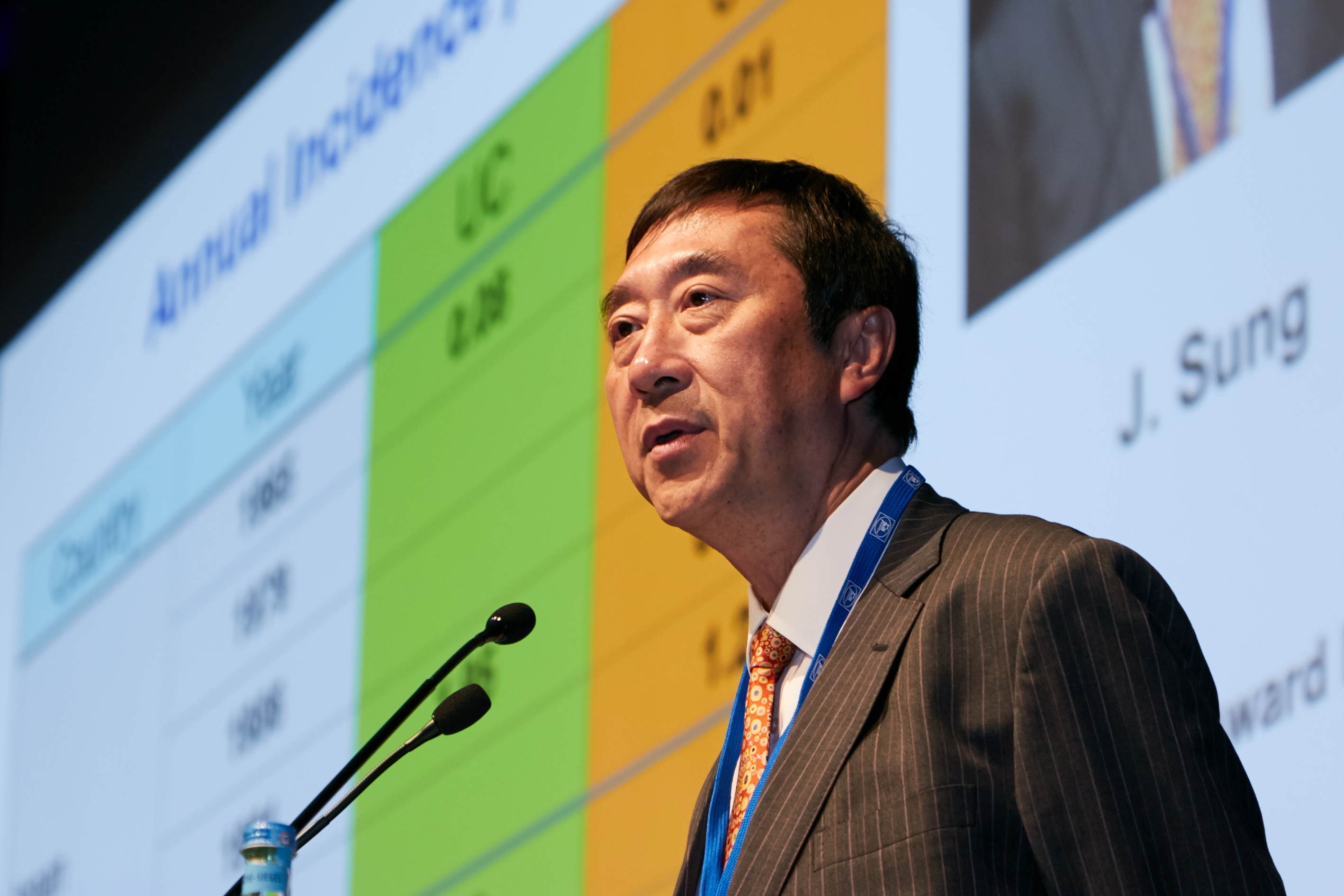 Prof. Sung makes a presentation in the Falk Foundation e.V. Symposium 209 in Berlin, Germany