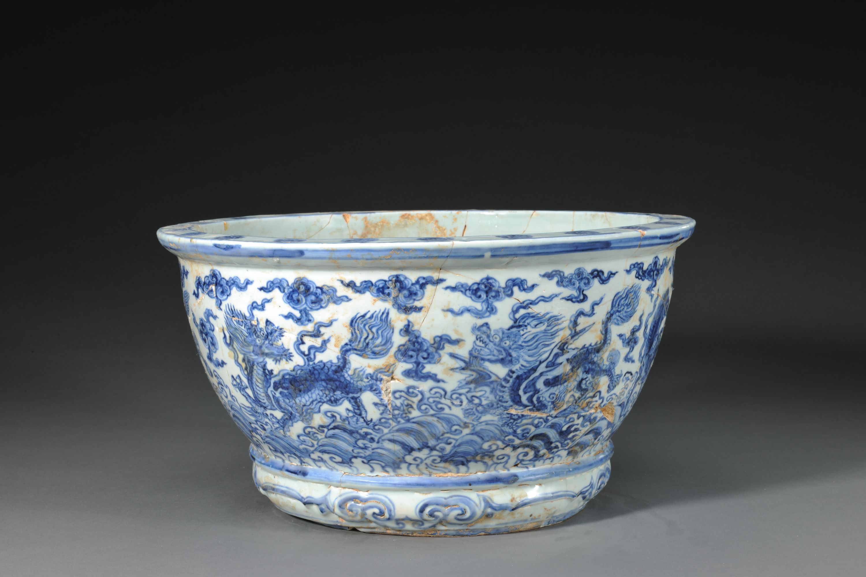 Flower pot with mythical sea creatures in blue and white
Zhengtong to Tianshun, Ming Dynasty(1436-1464)
Unearthed in 2014 from northern foot of the Pearl Hill, Imperial Porcelain Factory site, Jingdezhen
Collection of the Jingdezhen Imperial Ware Museum