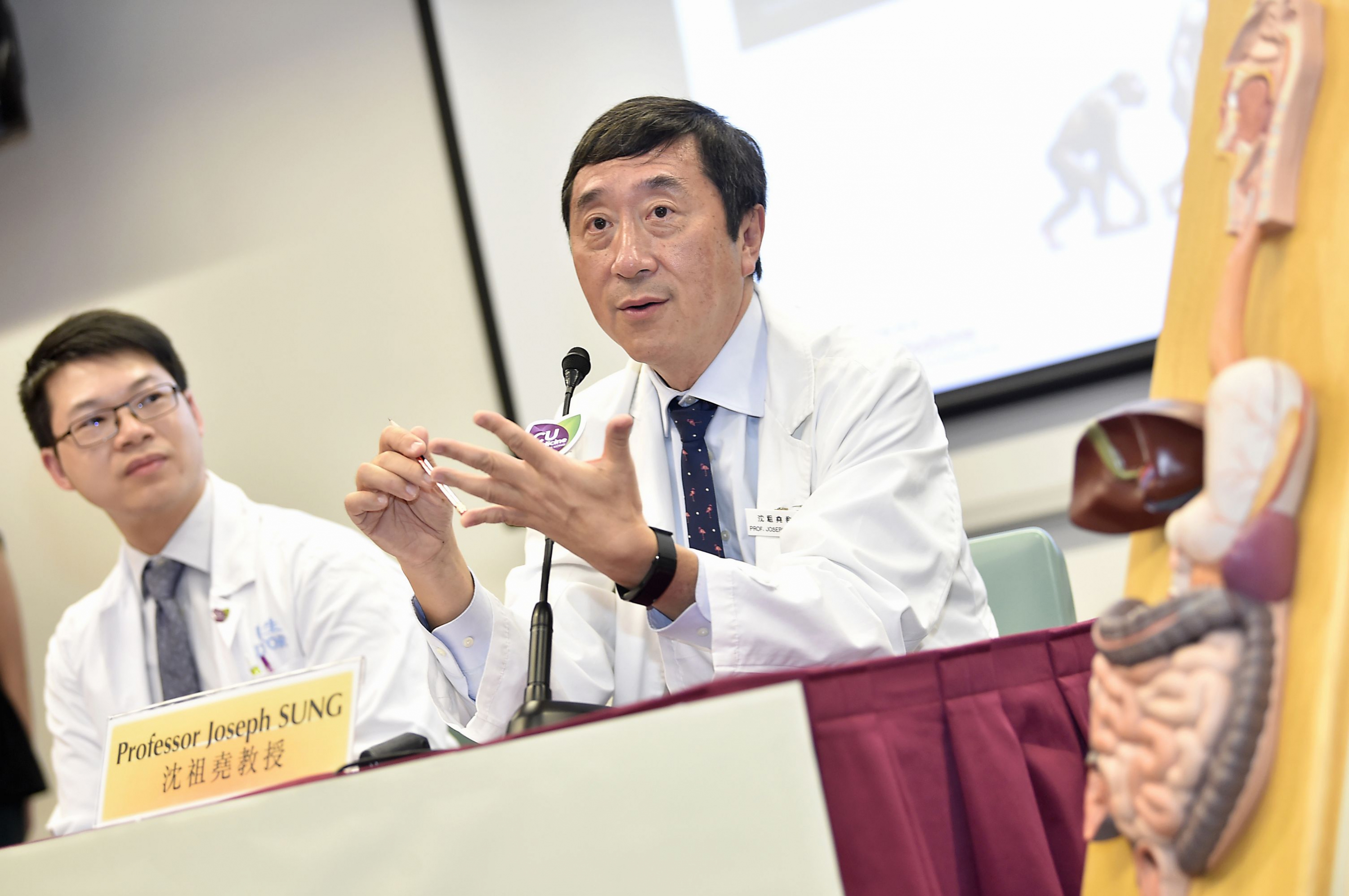 Professor Joseph SUNG points out that age, gender, smoking, obesity and family history are the five factors related to the risk of developing colorectal cancer. The research team will continue to look into the causes of the “young-shift” in colorectal cancer.