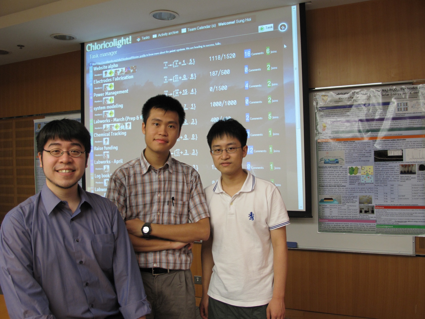 （左起）電子工程學系生物醫學工程學課程榮本道教授、電子工程學系三年級學生勞永森及化學系三年級學生宋凱。