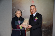 Prof. Fok Tai-fai, Pro-Vice-Chancellor/Vice-President, CUHK (right) presents a souvenir to Ms. Wo-chun Fan.