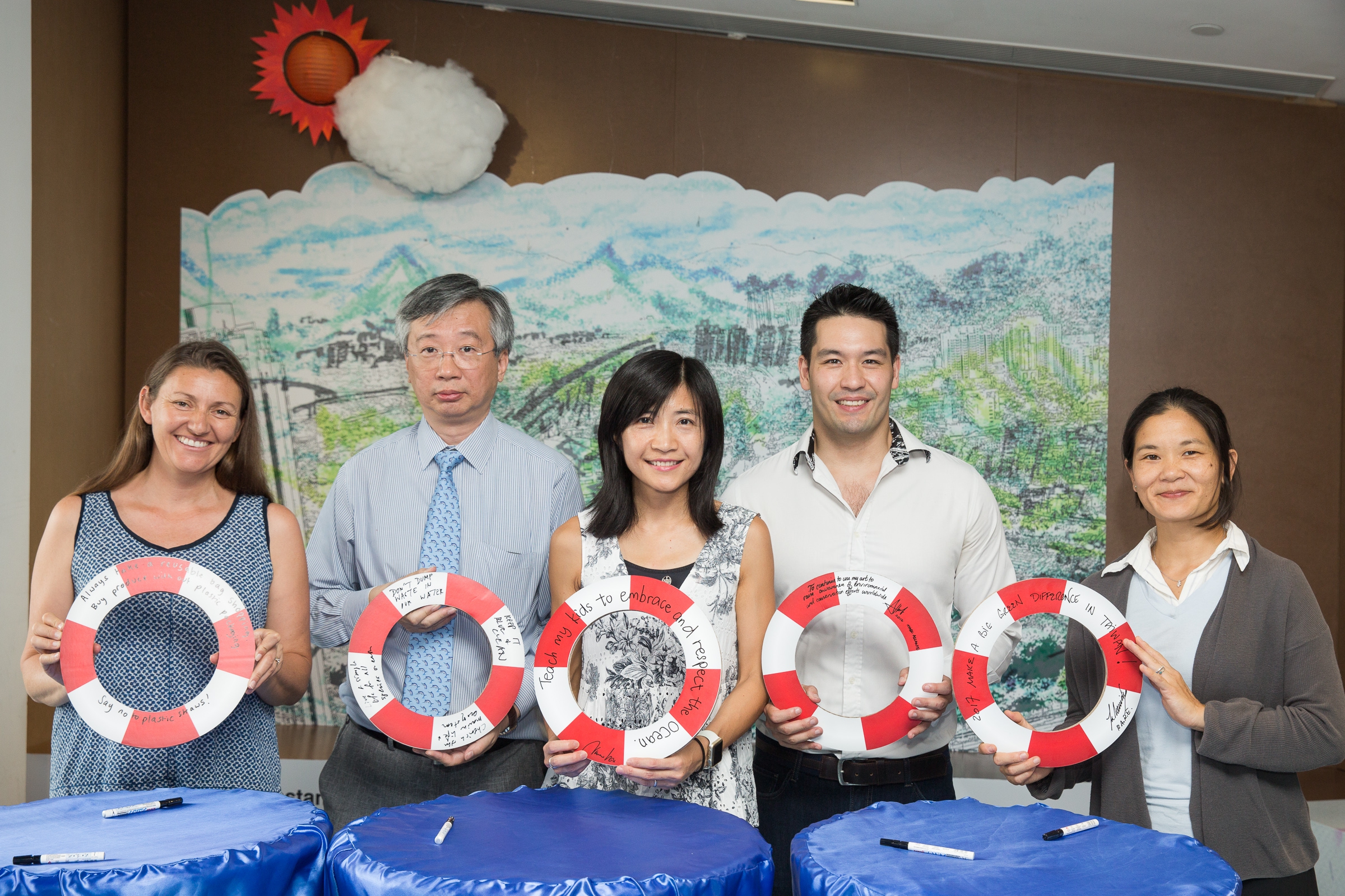 (From left) Ms Tracey Read, Founder and CEO of Plastic Free Seas, Prof. Tung Fung, Associate Vice-President of CUHK, Ms Vivian Lee, Senior Charities Manager of The Hong Kong Jockey Club, Mr Marc Allante, artist, and Ms La Benida Hui, Founder of R.A.R.E., officiate at the opening of the ‘Rescue the Ocean’ exhibition.