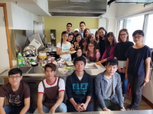 Guided by culinary professional and chef host of “Vegan Mama Kitchen” Grace Wong (1st left at the back), students learn how to cook plant-based culinary and enjoy its benefits.