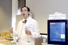 Prof. Vincent Wai Sun WONG demonstrates the assessment of liver fibrosis and fatty liver by using Fibroscan.