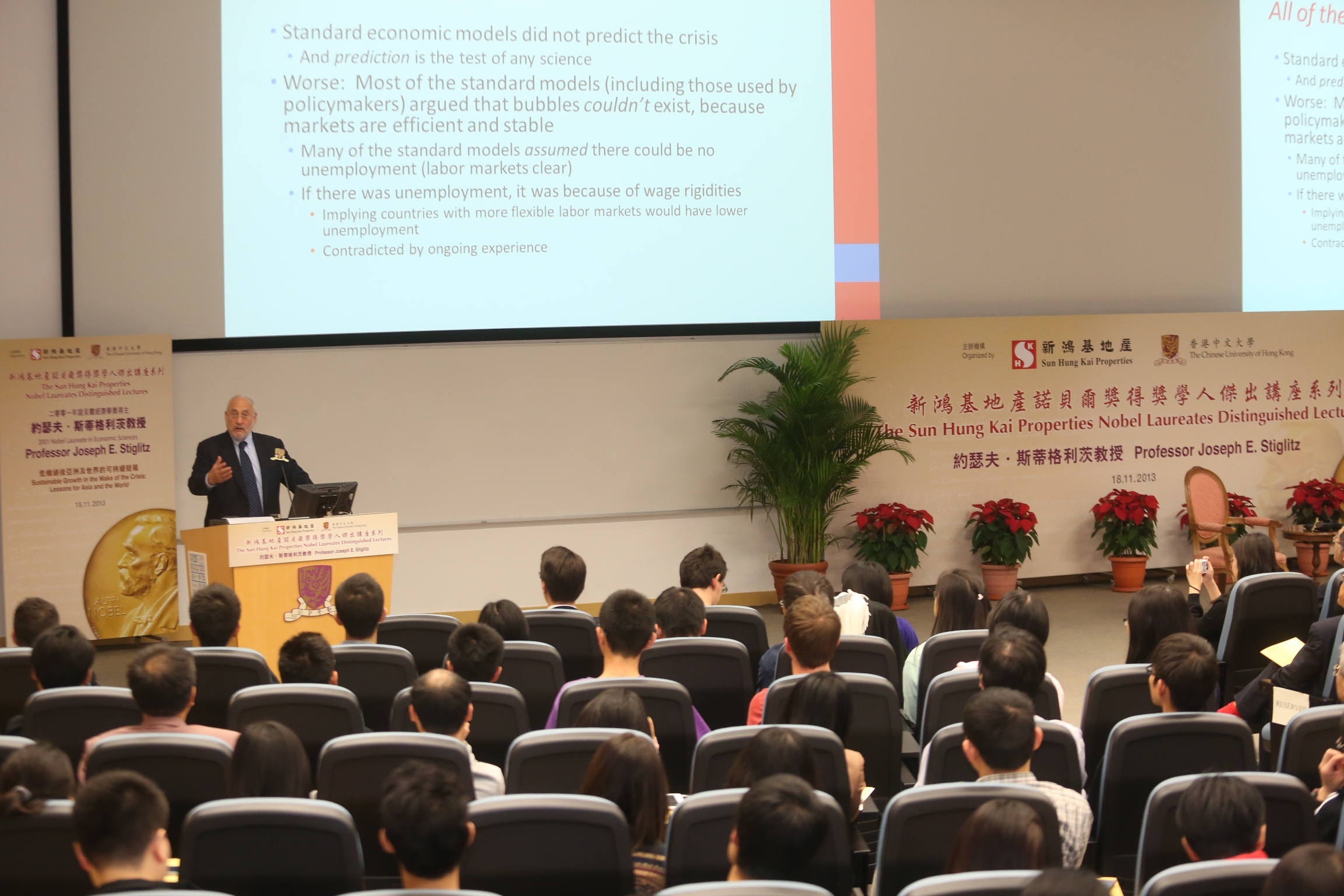 The lecture attracts an audience of about 600.