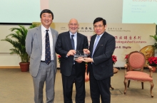 CUHK Vice-chancellor Prof. Joseph Sung (left) and SHKP Chairman and Managing Director Dr. Raymond Kwok (right) presenting a souvenir to Professor Stiglitz.