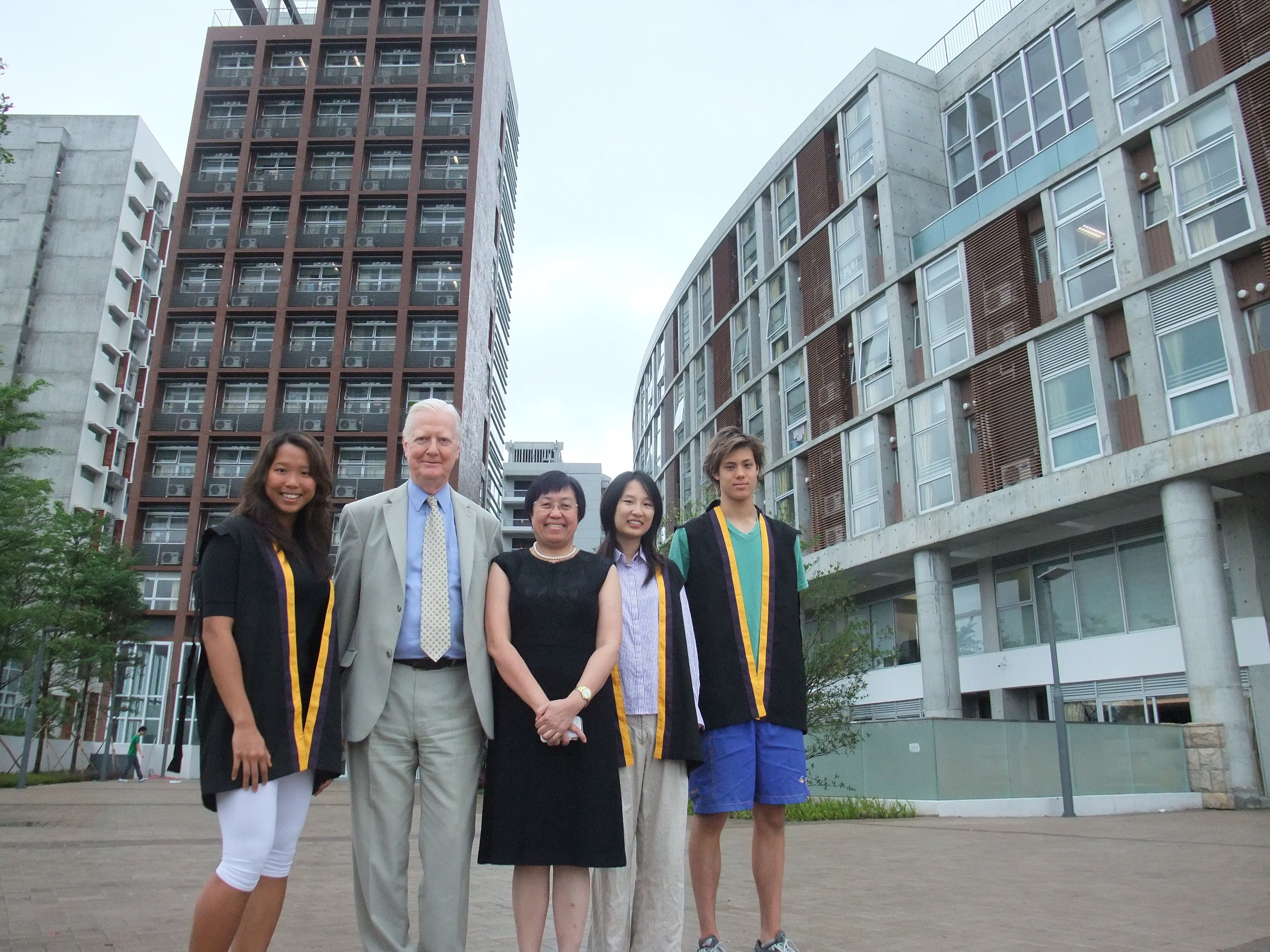 Prof. Sir James A. Mirrlees, Master of Morningside College (2nd left); Prof. Janny Leung, Deputy Master & Dean of Students (middle); and students at the Morningside campus