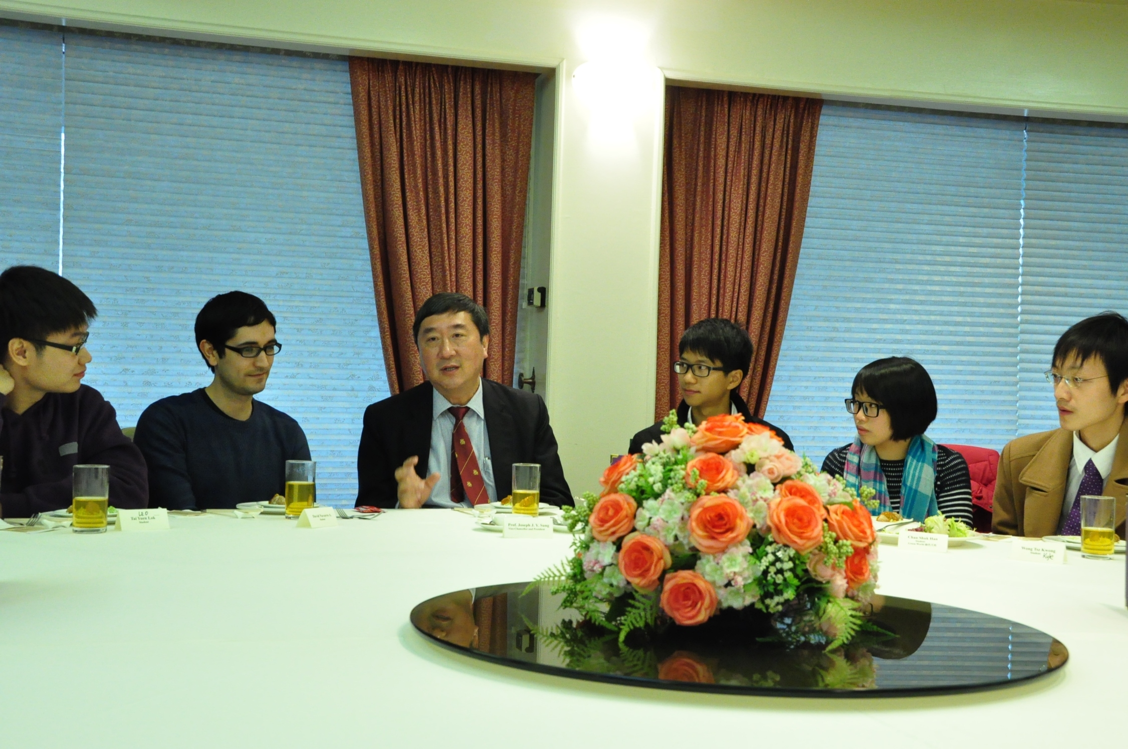 Prof. Joseph Sung, Vice-Chancellor of CUHK, treats winners of the ‘Green Monday Stamp Collection Game’ to a vegetarian meal at Dragon Lounge.