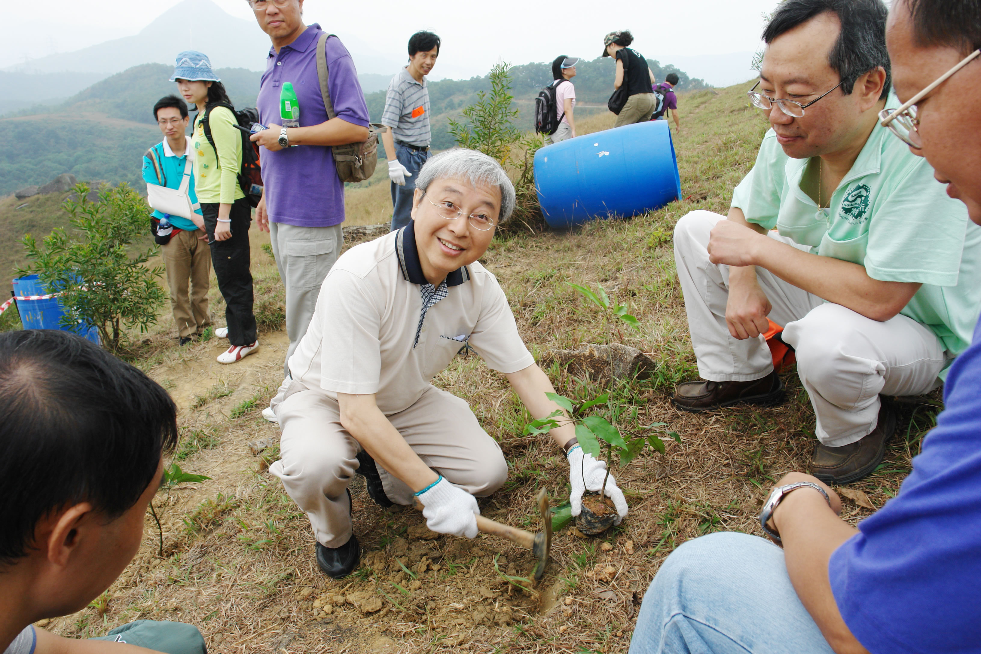 廖柏偉教授身體力行，體驗植樹樂趣