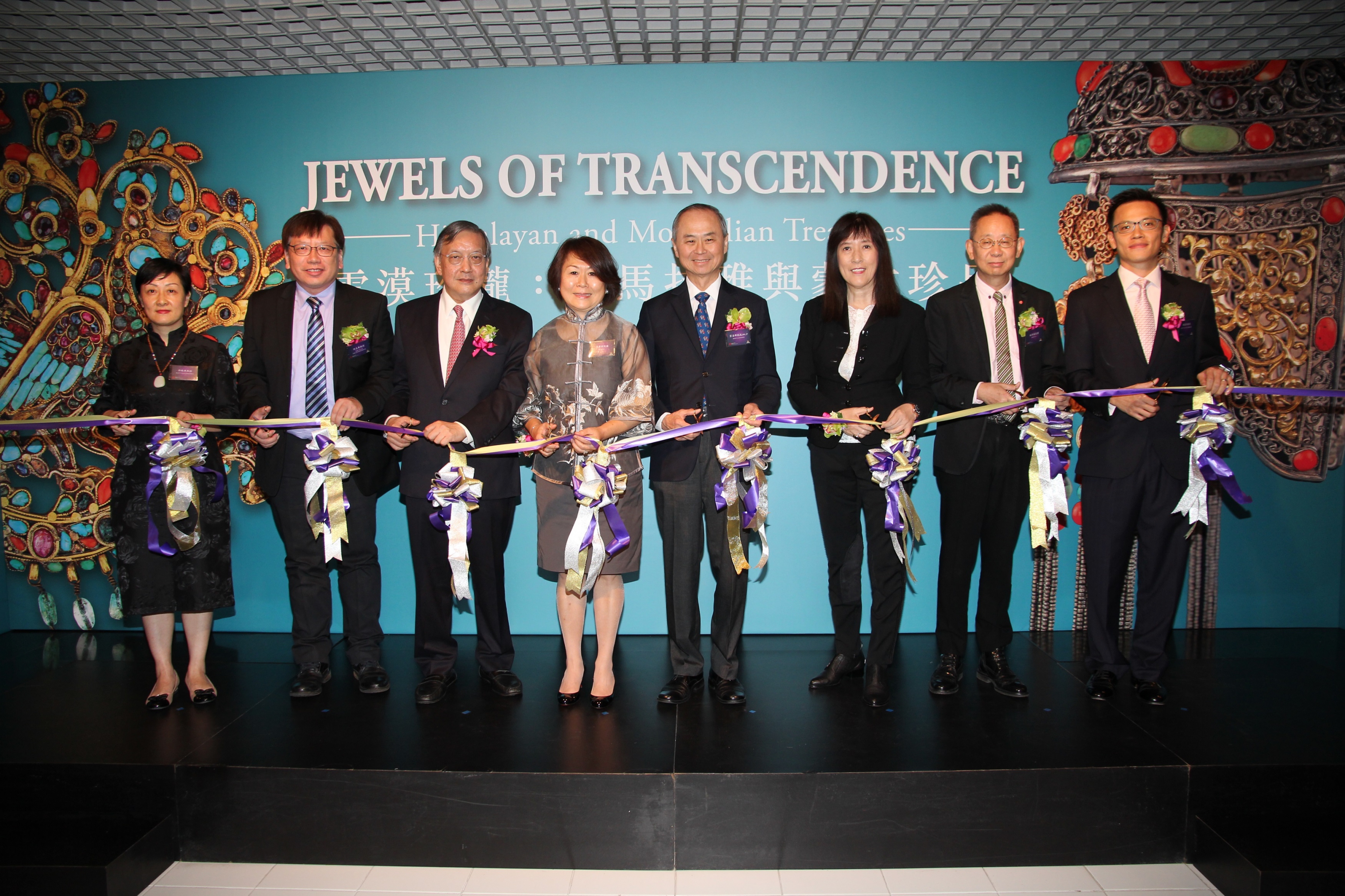 (From left) Prof. XU Xiaodong, Associate Director of the Art Museum, CUHK; Prof. HO Che-wah, Acting Director of the Institute of Chinese Studies, CUHK; Mr. and Mrs. Christopher MOK, Masters of Cheng Xun Tang; Prof. FOK Tai-fai, Pro-Vice-Chancellor and Vice President, CUHK; Mr. and Mrs. Kenneth CHU, Masters of Mengdiexuan; Prof. Josh Yiu, Director of the Art Museum, CUHK officiate at the ribbon-cutting ceremony for the exhibition.