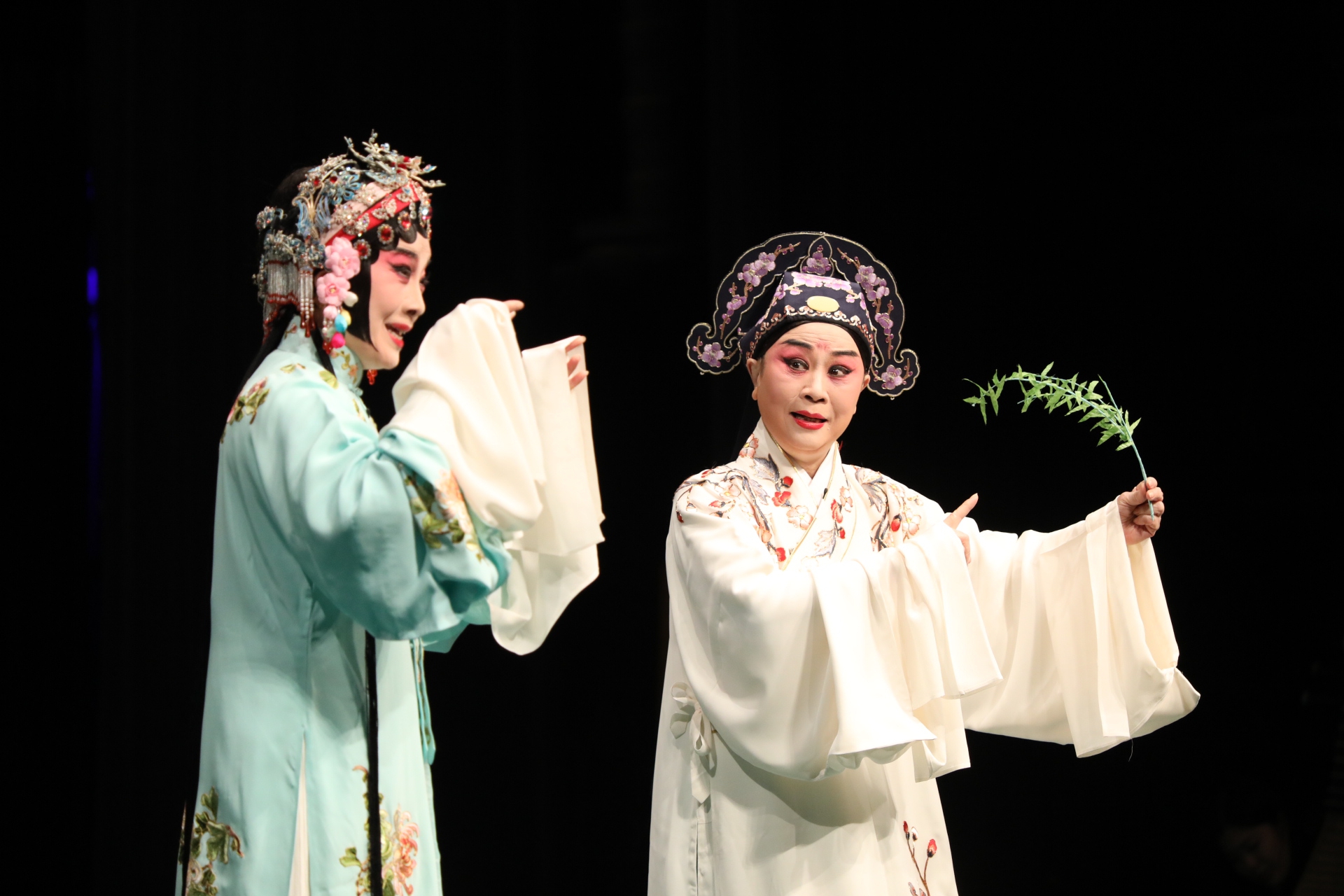 Ms. Yue Meiti and Ms. Zhang Jingxian perform Kunqu.