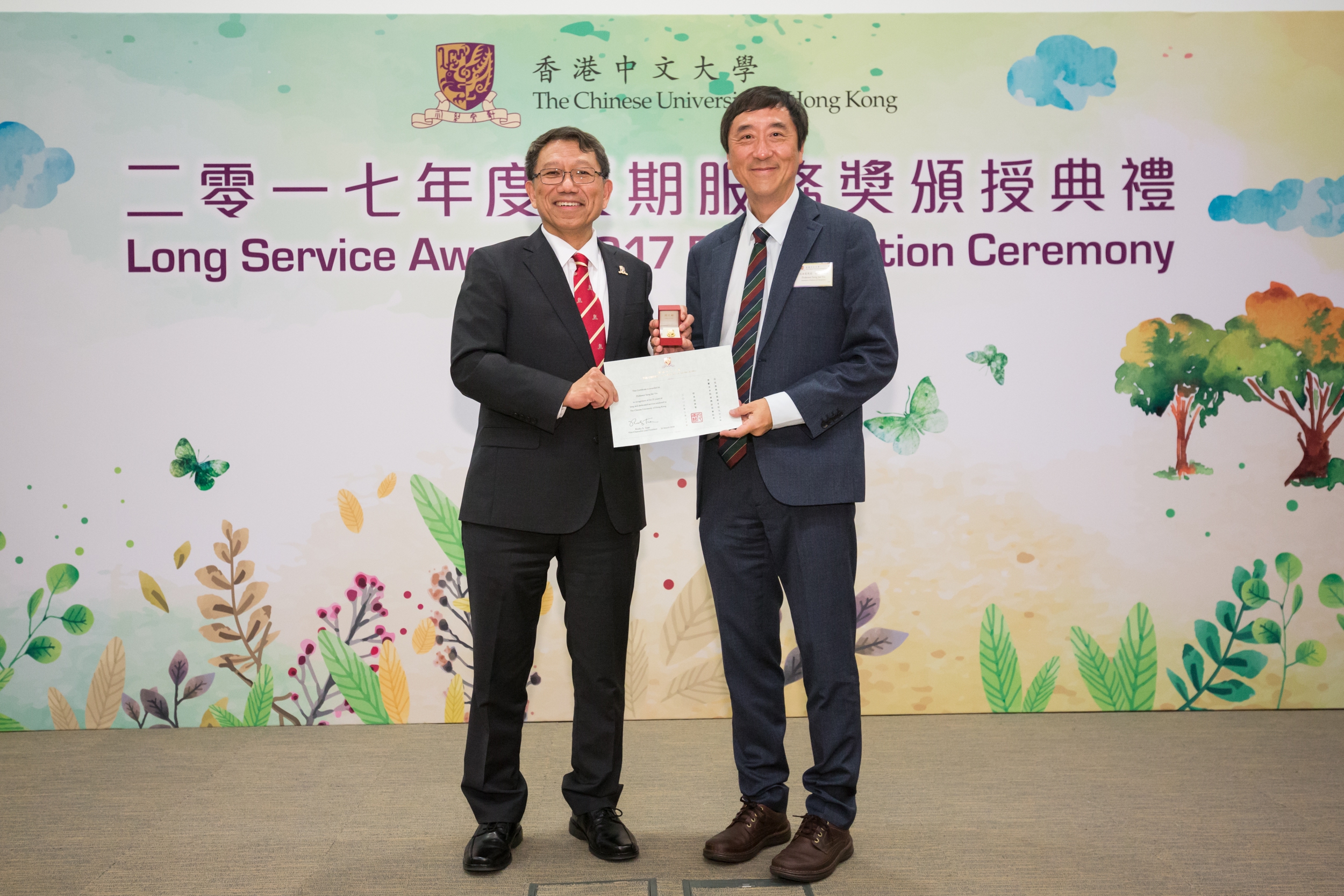 Prof. Rocky S Tuan, Vice-Chancellor and President of CUHK presents the Long Service Award to Prof. Joseph Sung.