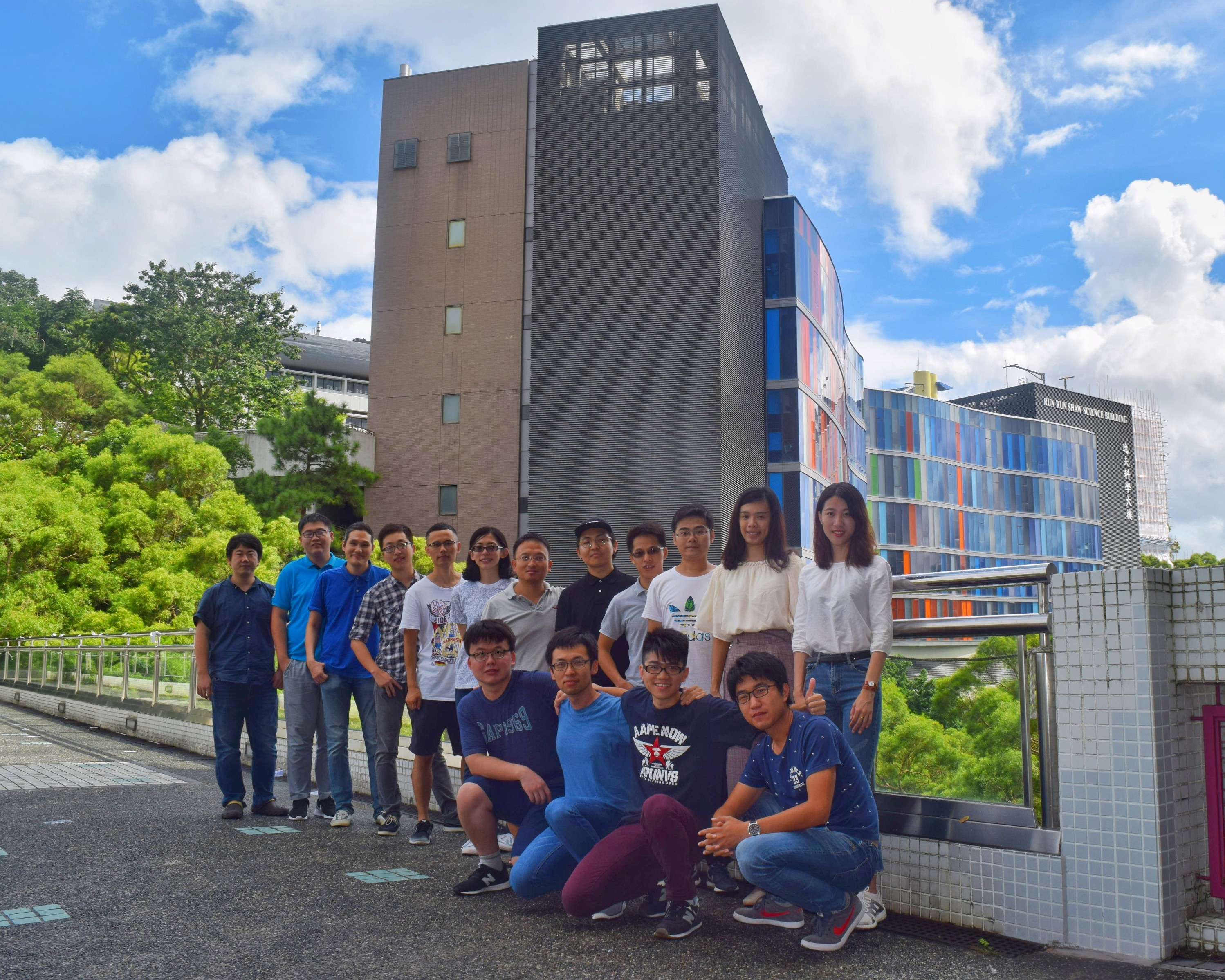 中大生物医学工程学系边黎明教授（后排右四）及其研究团队。