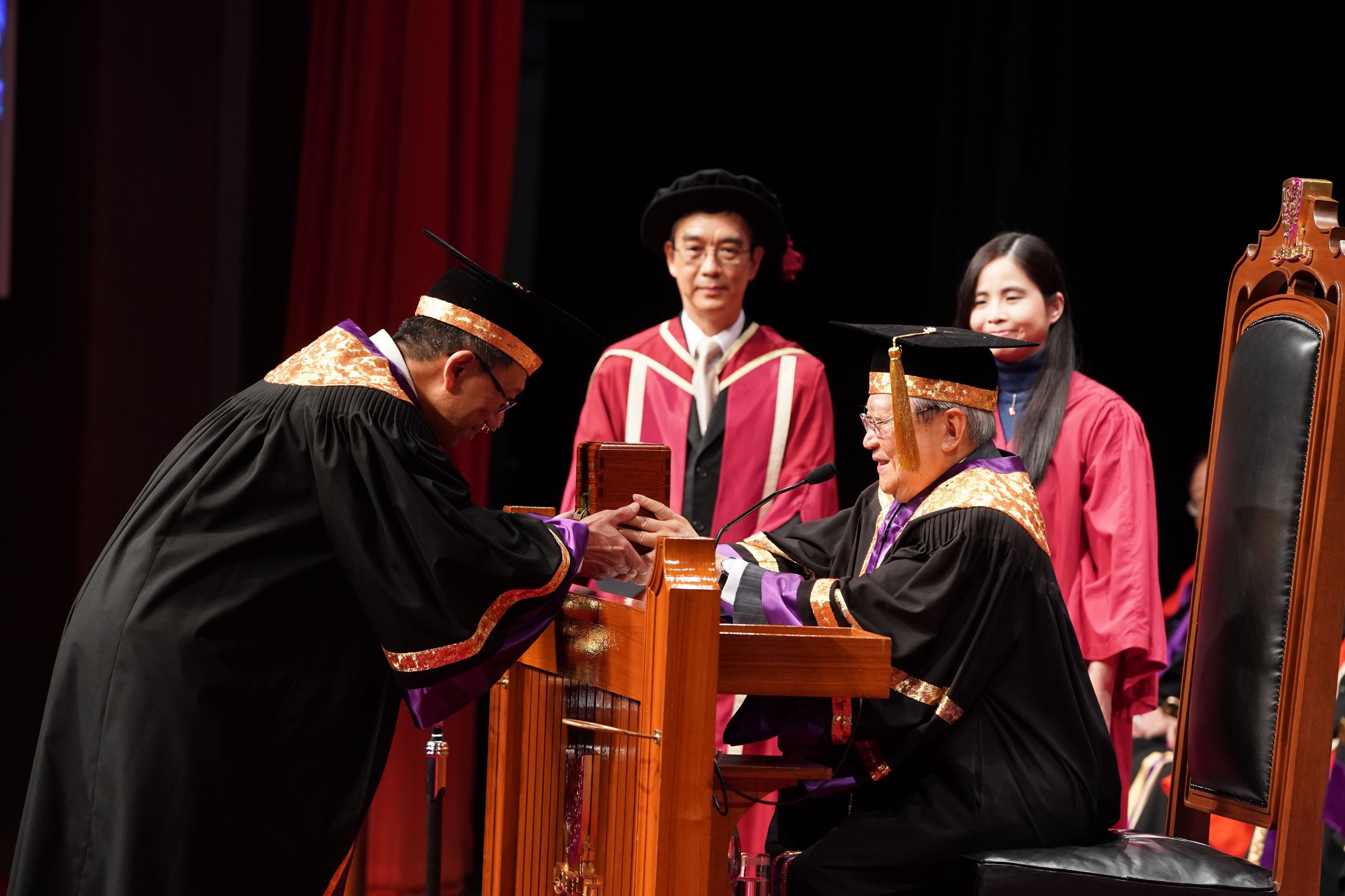 大學校董會主席梁乃鵬博士以香港中文大學校長鈐章授予段崇智校長。