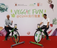 Prof. Joseph Sung and Mr. K.S. Wong check out a bicycle-powered blender and provide a ‘feet-on’ demonstration of churning fruits into smoothies.