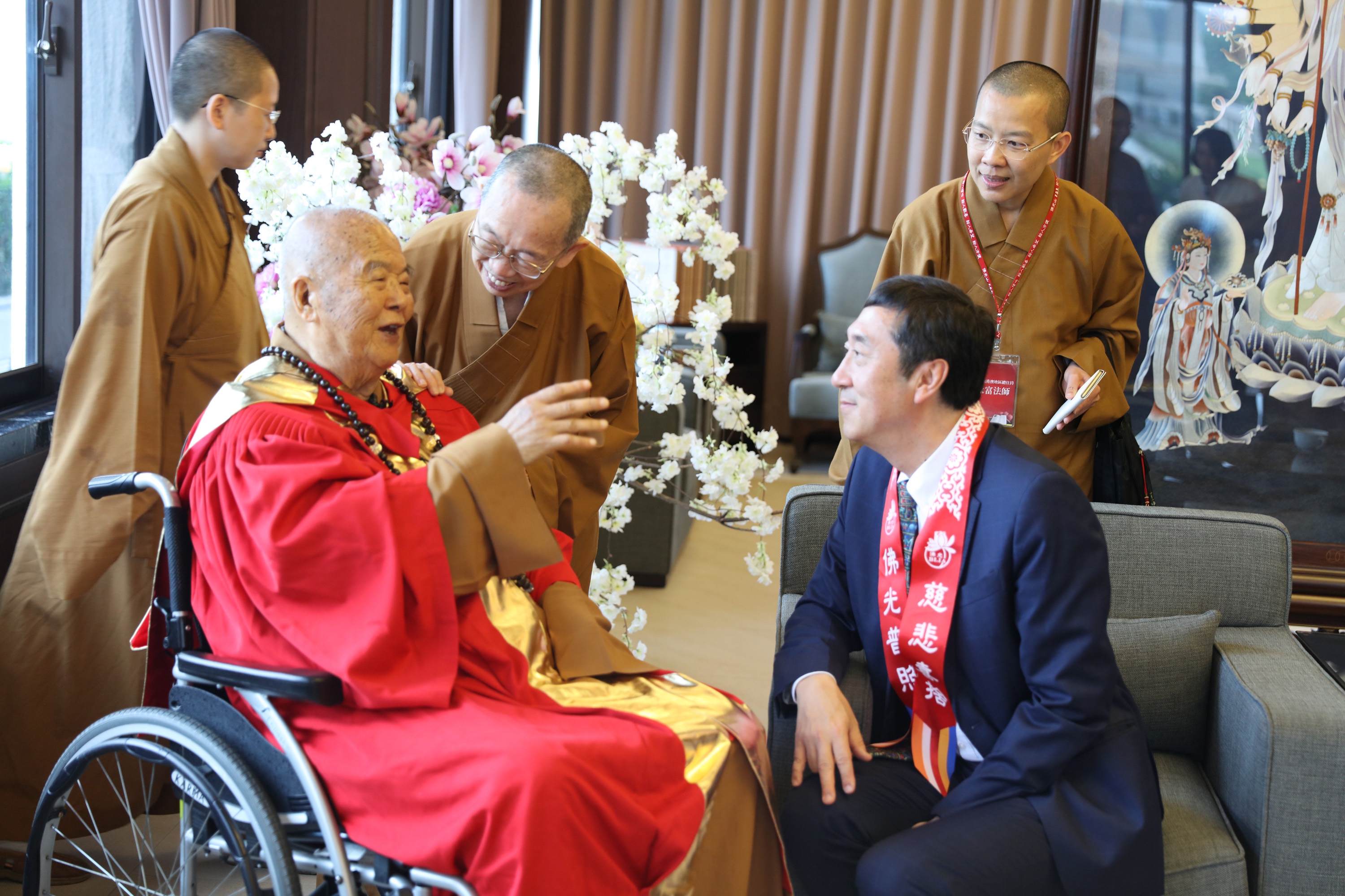 Prof. Joseph J.Y. Sung, Vice-Chancellor and President of CUHK, presents the certificate of Honorary Degree of Doctor of Social Science to Master Hsing Yun in Taiwan.