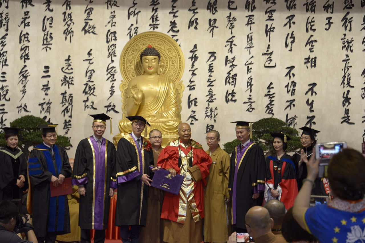 Prof. Joseph J.Y. Sung, Vice-Chancellor and President of CUHK, presents the certificate of Honorary Degree of Doctor of Social Science to Master Hsing Yun in Taiwan.