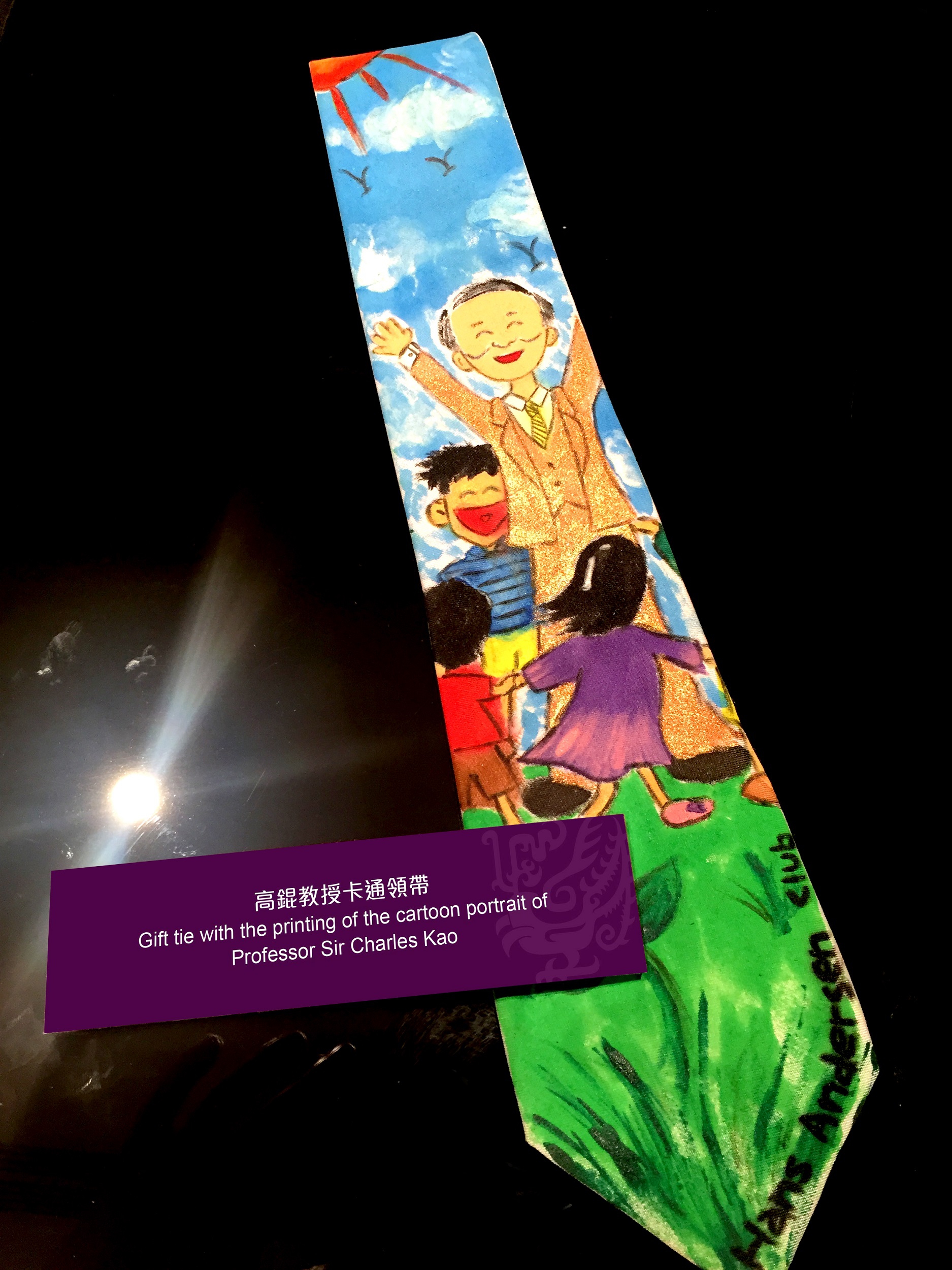 Gift tie with the printing of the cartoon portrait of Professor Kao