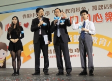 Mr. Hon Sze-ping, headmaster of Notre Dame College (2nd right) and Mr. Yiu Kun-man, CSLDS Senior programme officer (2nd left) share the significance of the Sign Bilingualism and Co-enrolment Programme to the deaf and hearing students.