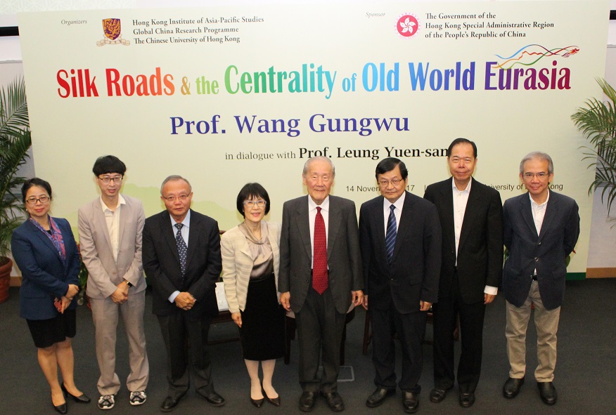 Prof. Wang Gungwu (4th right) poses for a group photo with guests attending the lecture.