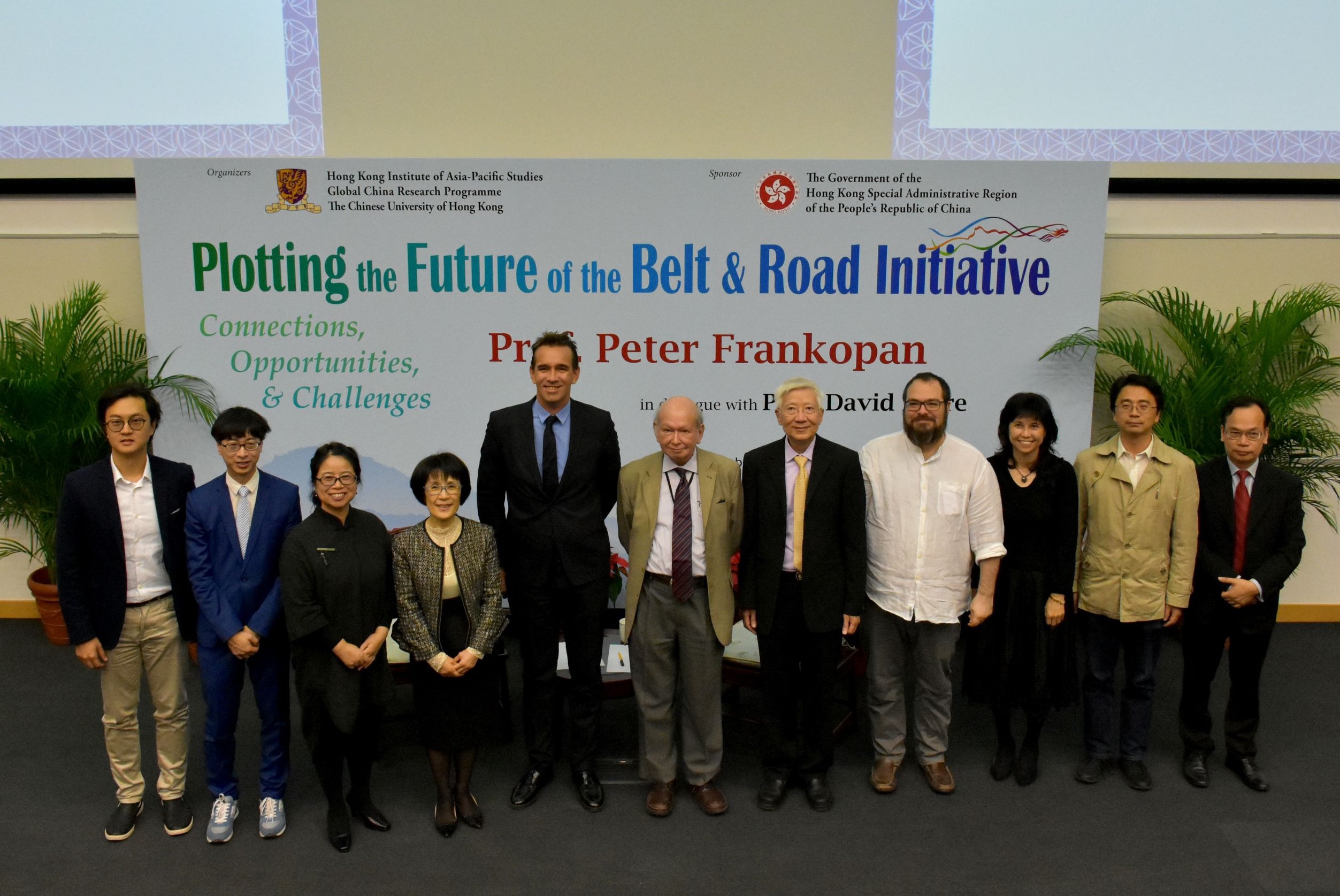 Prof. Peter Frankopan (5th left) poses for a group photo with guests attending the lecture.