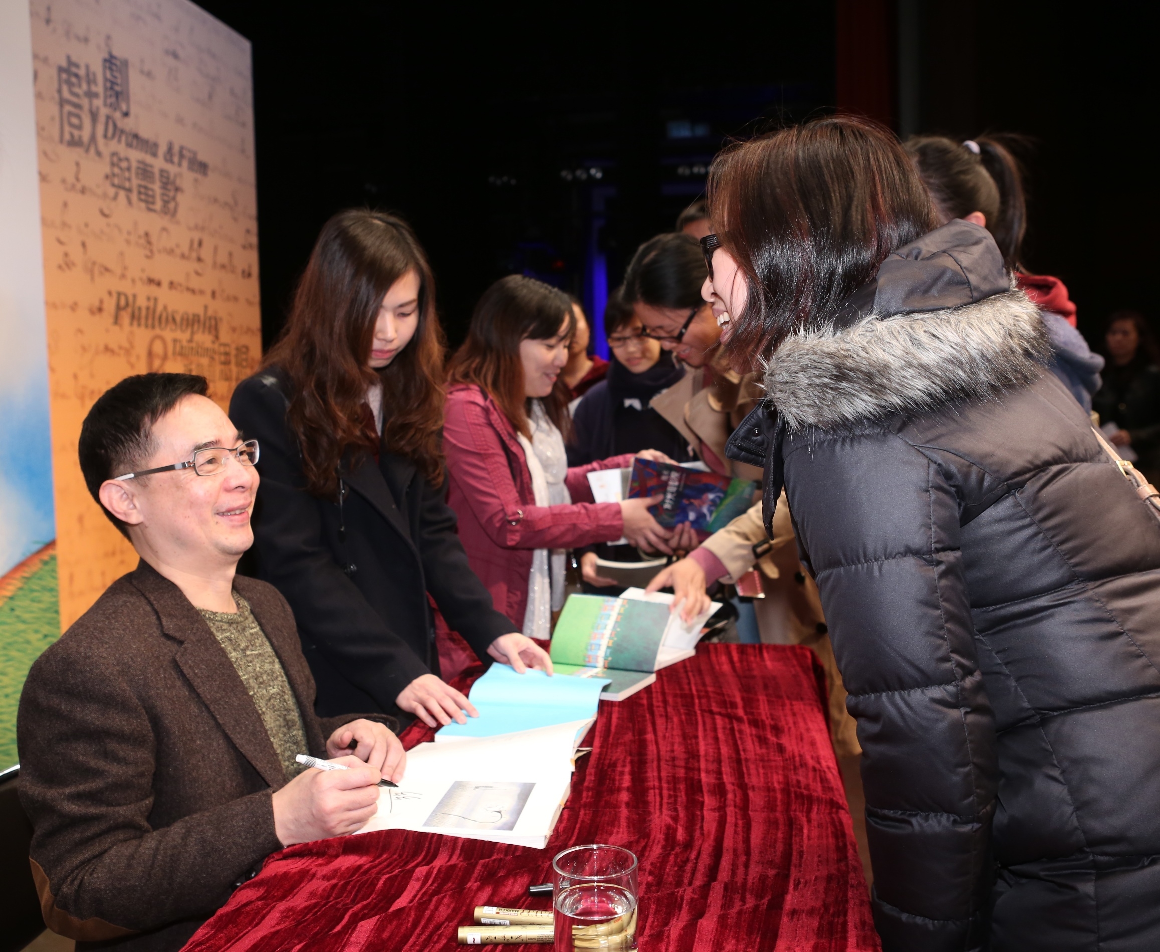 Mr. Jimmy Liao signs books for readers.