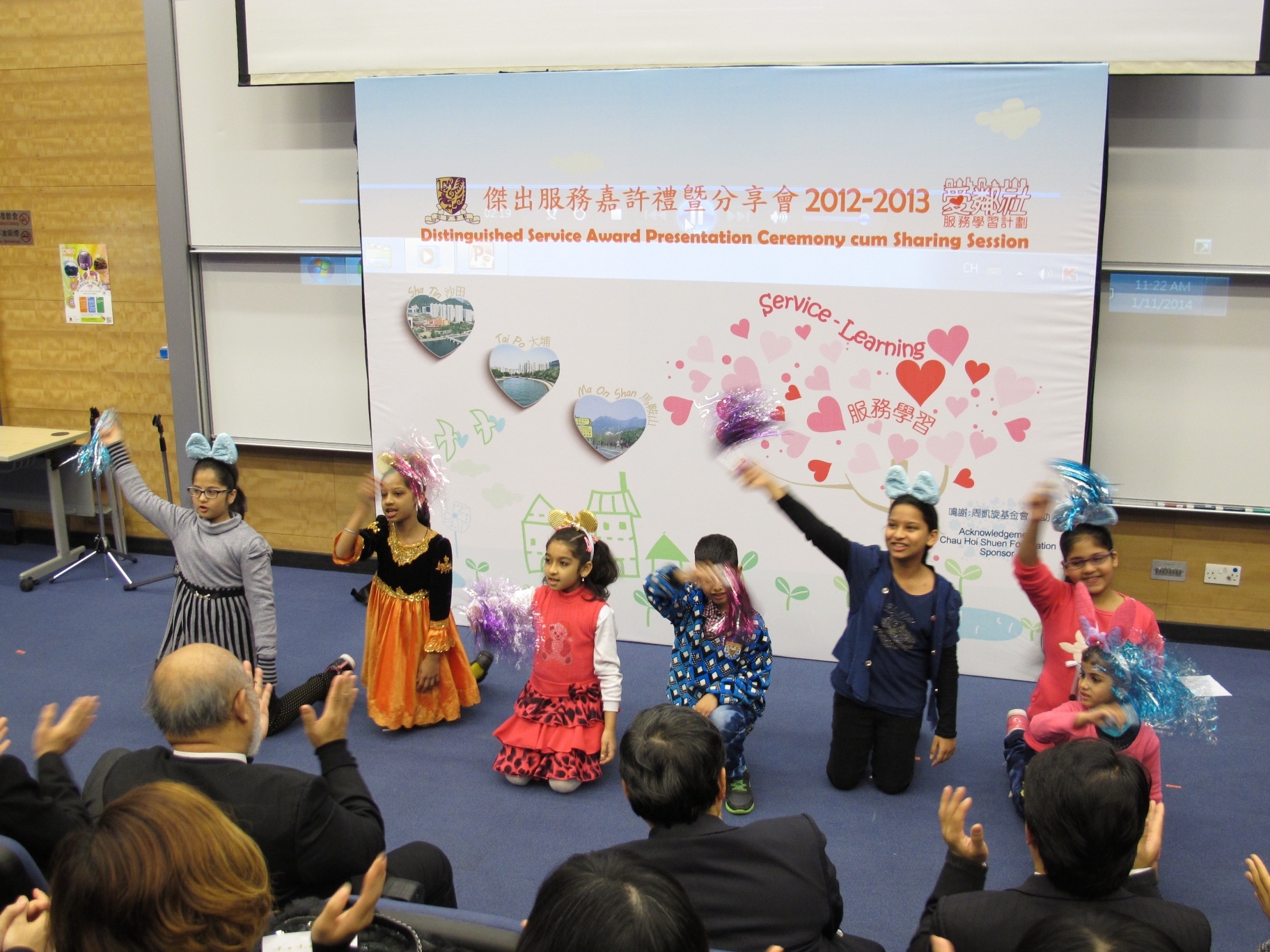 A dance performance by South Asian children. The reading, writing, hearing and speaking abilities in Chinese of South Asian children were enhanced, their horizons were broadened, and better understanding of Hong Kong were achieved through regular exchanges and various activities with CUHK students.