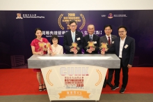 (From 2nd to 4th left) Professor Fanny M.C. Cheung, Pro-Vice-Chancellor and Vice-President of CUHK, Alumnus Norman T.L. Chan and Professor Fok Tai-fai, Pro-Vice-Chancellor and Vice-President of CUHK officiate at the opening ceremony of CUHK Distinguished Alumni-in-Residence Programme 2019 with other guests.