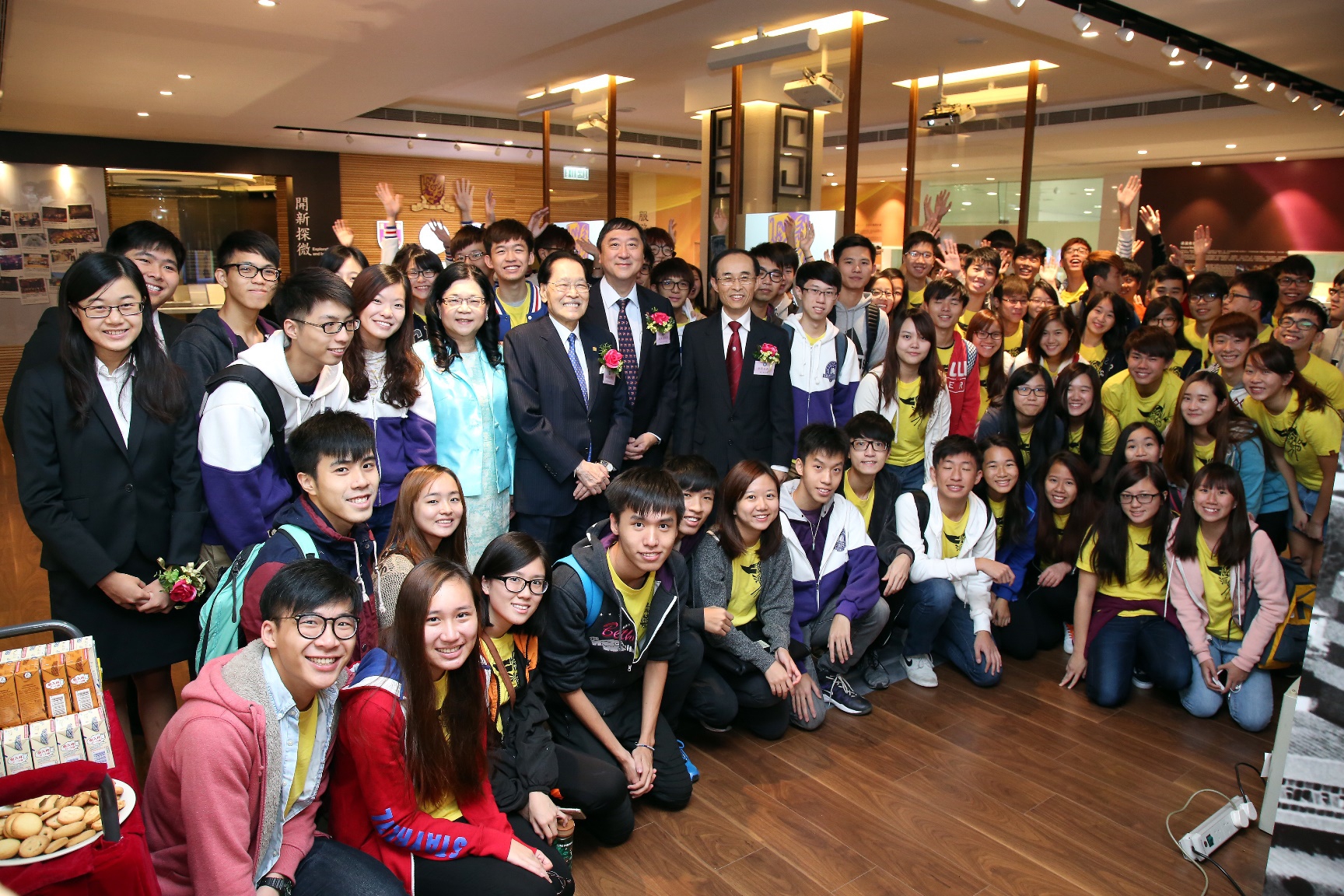 Prof. Joseph J.Y. Sung, Vice-Chancellor and President of CUHK; Dr. Thomas H.C. Cheung, Chairman of the United College Board of Trustee; Prof. Jimmy C.M. Yu, Head of United College; and Prof. Barley Mak, Associate College Head and Dean of Students pose for a group photo with students.