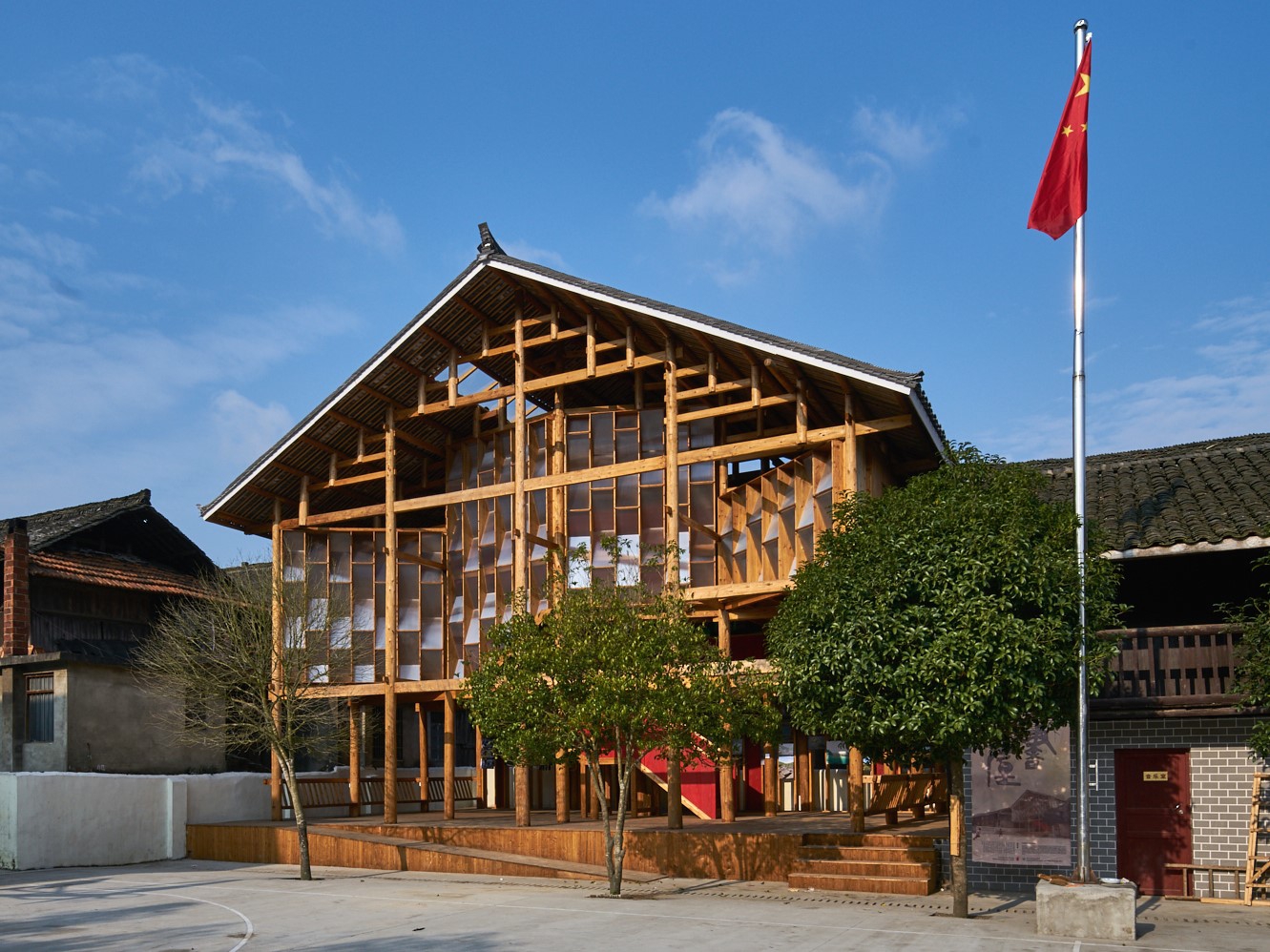 The 200m² two-story Gaobu Book House has adopted the traditional Dong house “Ganlan” as the creative starting point, where local timber is used for the framing.
Photos: XU Liang Leon (PhD candidate, School of Architecture, CUHK)