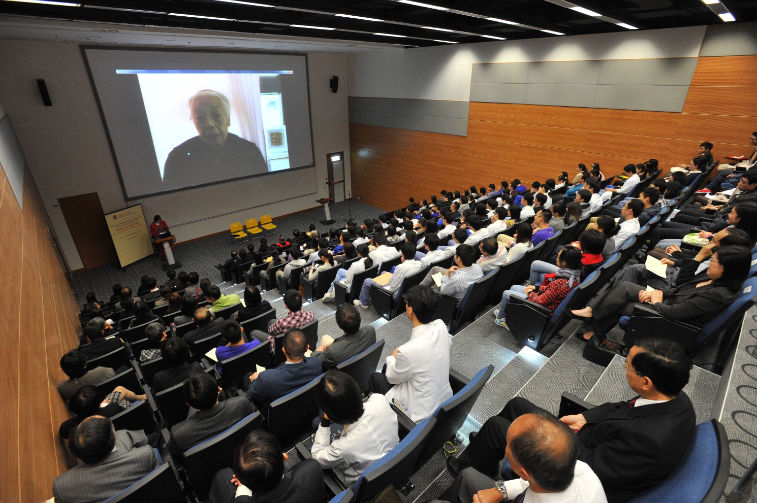 胡令芳教授发表梁显利老年学及老人病学讲座教授就职演讲，题为「处于社会的边缘」