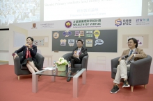 Principal Sylvia Chan, the host of the financial education forum, Programme Co-Director Professor Terence Chong, and Dr. Benjamin Au Yeung discuss financial education issues with parents, students and teachers from the Financial Literate Schools.