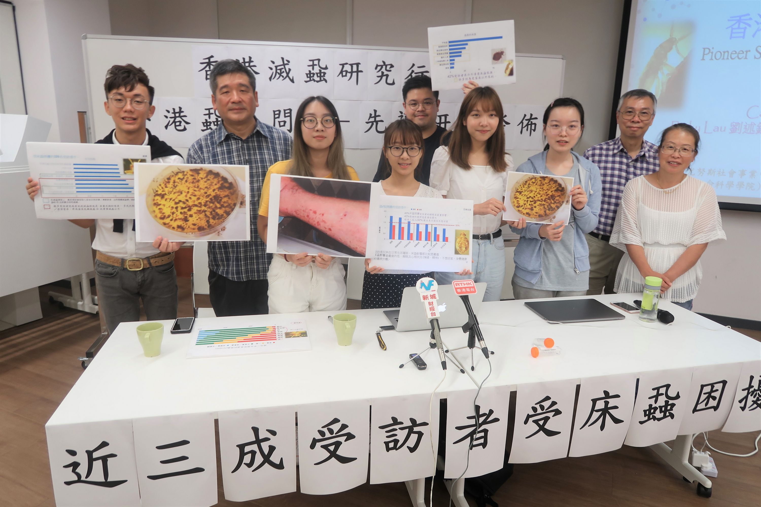 Professor Wong Hung, Director of Yunus School Business Centre at CUHK and Associate Professor of the Department of Social Work (2nd left), Professor Chiu Siu-Wai and Professor Lam Hong-Ming, both from the School of Life Sciences, CUHK (1st to 2nd right), established the Hong Kong Anti-Bed Bug Research Action Group with students of various academic disciplines of CUHK.