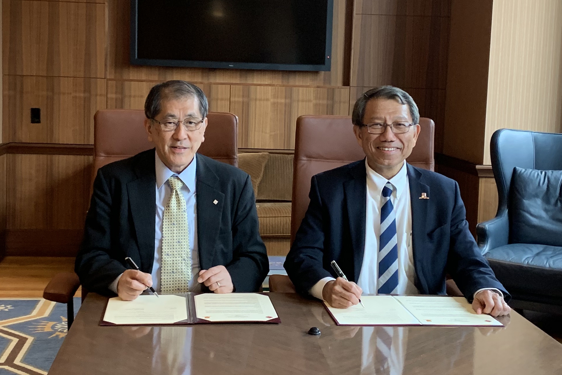 Prof. Rocky S. Tuan (right), Vice-Chancellor and President of CUHK, and Prof. Aiji Tanaka (left), President of Waseda University, sign a Memorandum of Understanding to collaborate in dual degree programmes.