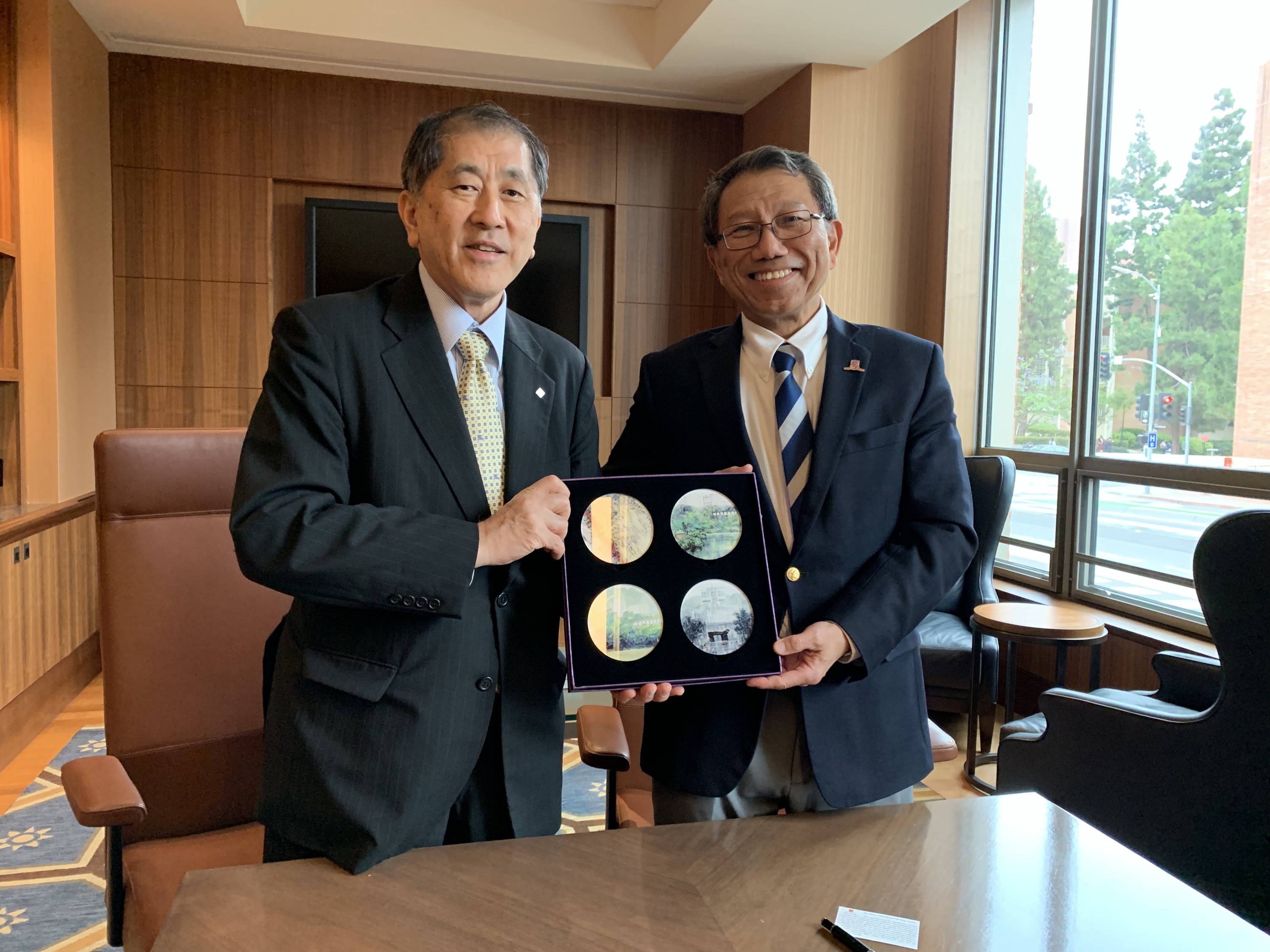 Prof. Rocky S. Tuan (right), Vice-Chancellor and President of CUHK, presents a souvenir to Prof. Aiji Tanaka (left), President of Waseda University.